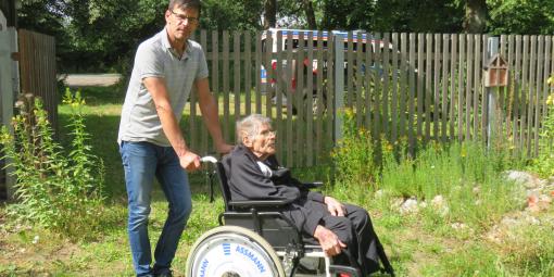 Unser Fahrgast mit seinem Sohn im Garten Unser Fahrgast mit seinem Sohn im Garten