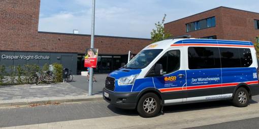 Wünschewagen vor der Caspar-Voght-Schule Wünschewagen vor der Caspar-Voght-Schule
