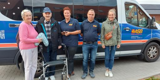 Familie R. mit Wunscherfüllern vor dem Wünschewagen Familie R. mit Wunscherfüllern vor dem Wünschewagen