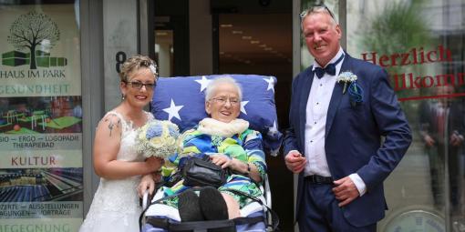 Frau H. mit Brautpaar Frau H. mit Brautpaar