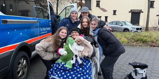 Familienfoto vor dem Wünschewagen Familienfoto vor dem Wünschewagen